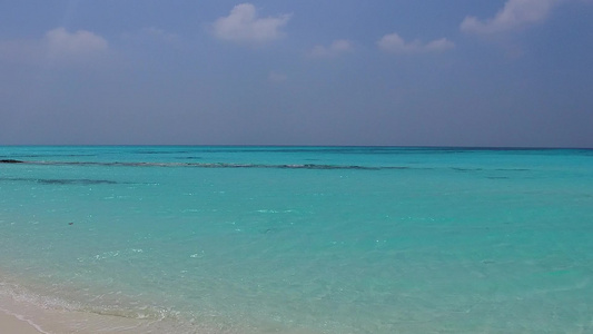 蓝海和珊瑚礁附近有白色沙滩背景的蓝海热带海观海滩时间视频