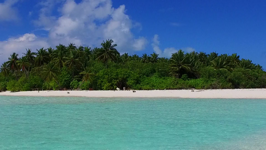 海滨海滩度假的阳光明媚的海景在珊瑚礁附近有白色沙子视频