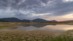 日落时云在陆地上移动雨水干旱10秒视频