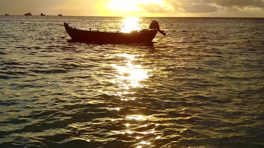 日落前浅水和白沙背景的浅水在天堂环礁湖海滩度假的温暖视频