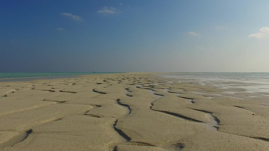 海滨海滩断裂海面附近有蓝色水海和白色沙滩背景视频