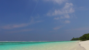 在阳光下有白色沙子背景的蓝海中渡过海洋湾海滩假日12秒视频