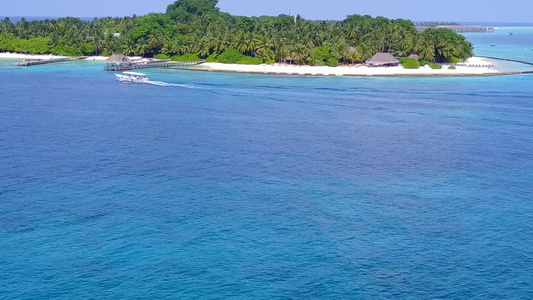 绿松石环礁湖在度假胜地附近的清洁沙土背景下白天对美丽视频