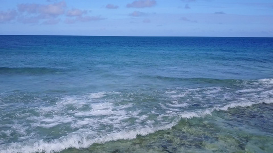 复制蓝海中异国旅游海滩的空间景观沙洲附近有干净的沙子视频