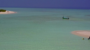 美丽的海景海滩之旅的浪漫天空透明的大海和礁石附近的16秒视频