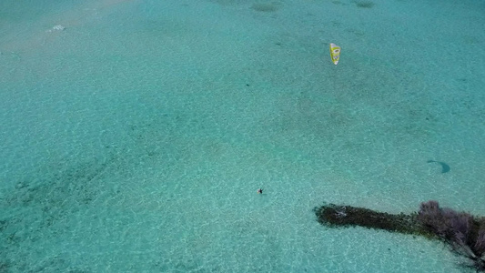 紧闭豪华海滨海滩假日的天空浅海和近波边的白沙背景视频