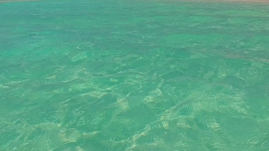 利用清晰的环礁湖在冲浪附近有明亮的沙土背景复制外来视频