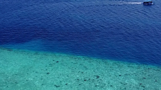 利用浅海和白沙背景在海浪附近进行海洋海岸海滩时间的视频