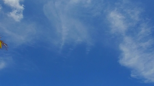 在日落前由蓝水和白沙滩背景航行的放松海湾海滩的浪漫视频