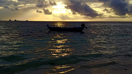 日出后蓝色环礁湖和白色沙滩背景航行的奇异岛屿海滩全天视频