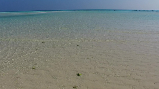 美丽的海湾海滩度假的空旷天空浅海与沙洲附近的白色沙滩视频