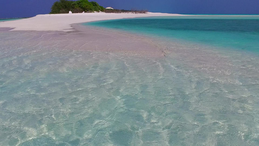 在沙洲附近的蓝海和白沙背景下田园诗般的度假海滩之旅视频