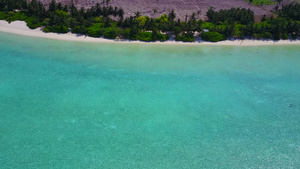 由蓝海和沙巴附近浅沙地背景浅沙的海滩航程热带海洋观望15秒视频