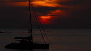 日落后海上运输的日落背景17秒视频