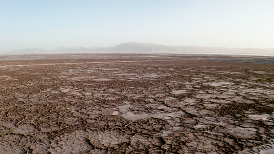 旱地中国青海盐湖边的土壤视频