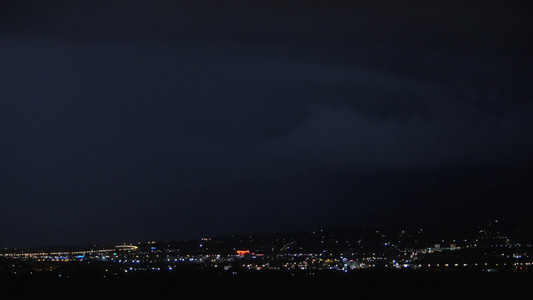 夜间的雷暴明亮的城市视频