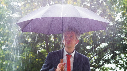 商人躲在雨伞下躲避雨雨下的雨伞下视频