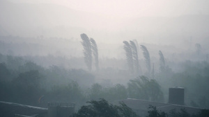 低云暴风雨和远处的降雨量16秒视频