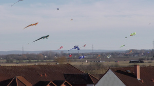 风筝在房屋屋顶上飞涨11秒视频