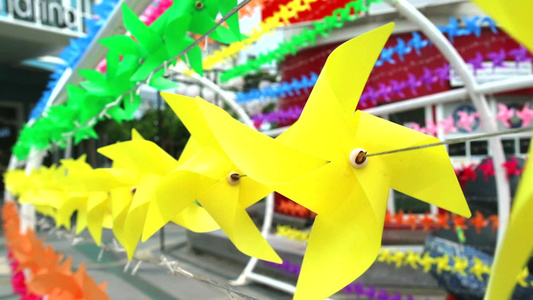 黄风车玩具在购物中心装饰欢迎夏季1视频