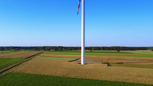 无人驾驶飞机在野外的巨型风车视频