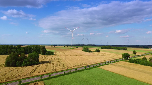 夏季无人驾驶飞机的大型风车视频