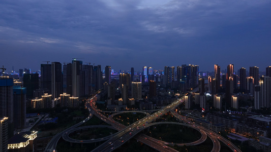 航拍延时摄影日转夜城市高架桥车流夜景灯光交通4k素材视频