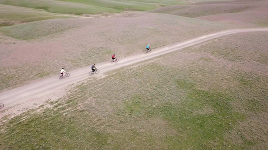 一群骑自行车的人沿风车行驶视频