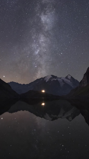 湖泊山脉星空银河延时河流湖泊15秒视频