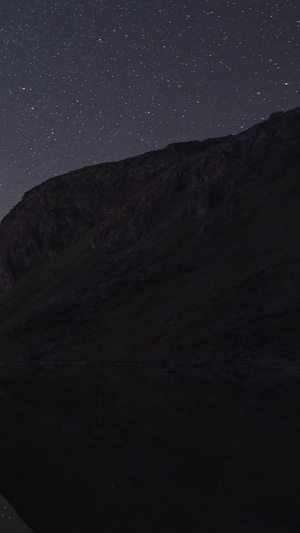 湖泊山脉星空银河延时湖泊星空15秒视频