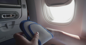 女性在飞机上打开一次性拖鞋12秒视频