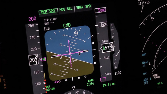飞机主要飞行显示在晚上实际的空中录像视频