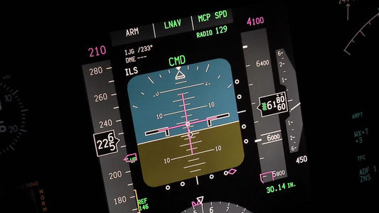 飞机主要飞行显示在晚上实际的空中录像视频
