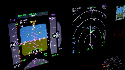 晚上的飞机飞行仪器实际的空中录像视频