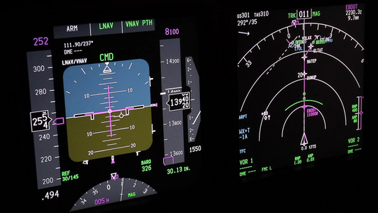晚上的飞机飞行仪器实际的空中录像视频