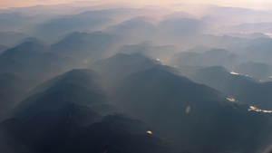 美丽的景色透过飞机的窗口飞机在山上河流上空飞行17秒视频