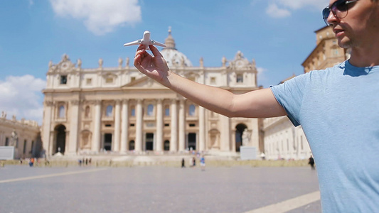 超小型玩具飞机在大背景上意大利的欧洲度假在罗马想象力视频