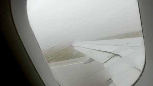 在暴雨天气中起飞的商用客机内视频