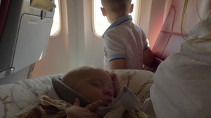 与家人一起乘飞机旅行的女婴醒来29秒视频