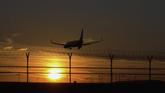 飞机在阳光日落降落机场视频