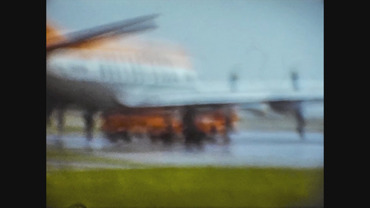 1967年联合王国1967年飞机在机场上模糊的飞机视频