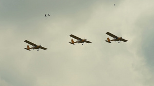 三架轻型飞机在天空中表演14秒视频