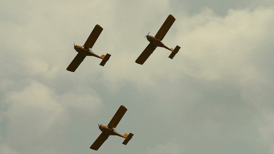 天空中三架轻型飞机视频