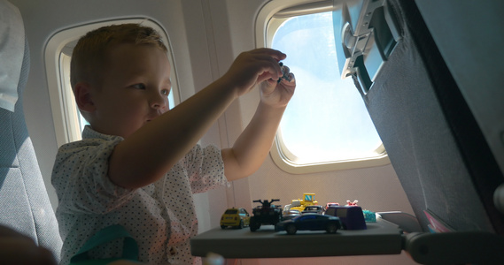 儿童在飞行途中玩玩具游戏视频