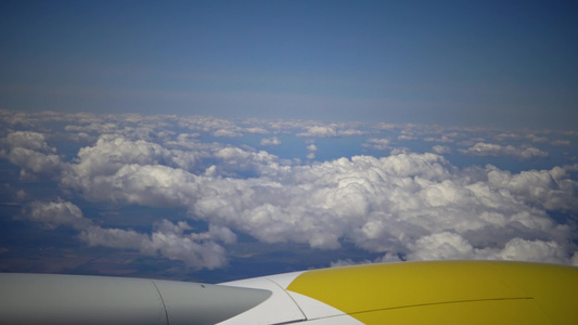 从飞机窗口的云彩有云和飞机机翼的天空景观视频