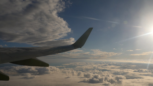 从巡航飞机上空中查看视频