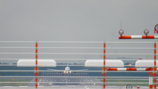 飞机在湿天气下降落视频