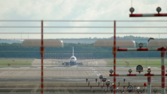 飞机从杜塞尔多夫机场起飞视频