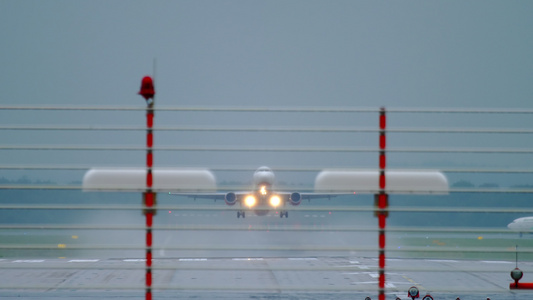 飞机在下雨时起飞视频