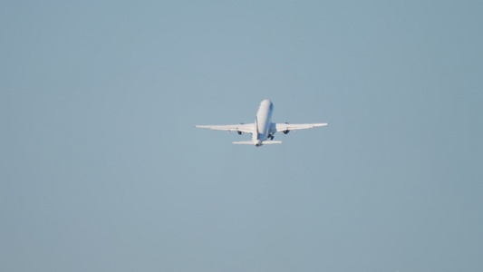 起飞后空中攀升飞机机身视频